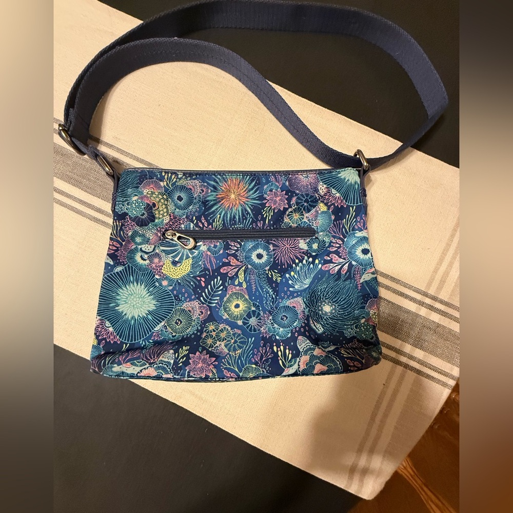 Sakroots basic crossbody in eco-twill royal blue seascape, women’s bag - Picture 5 of 9